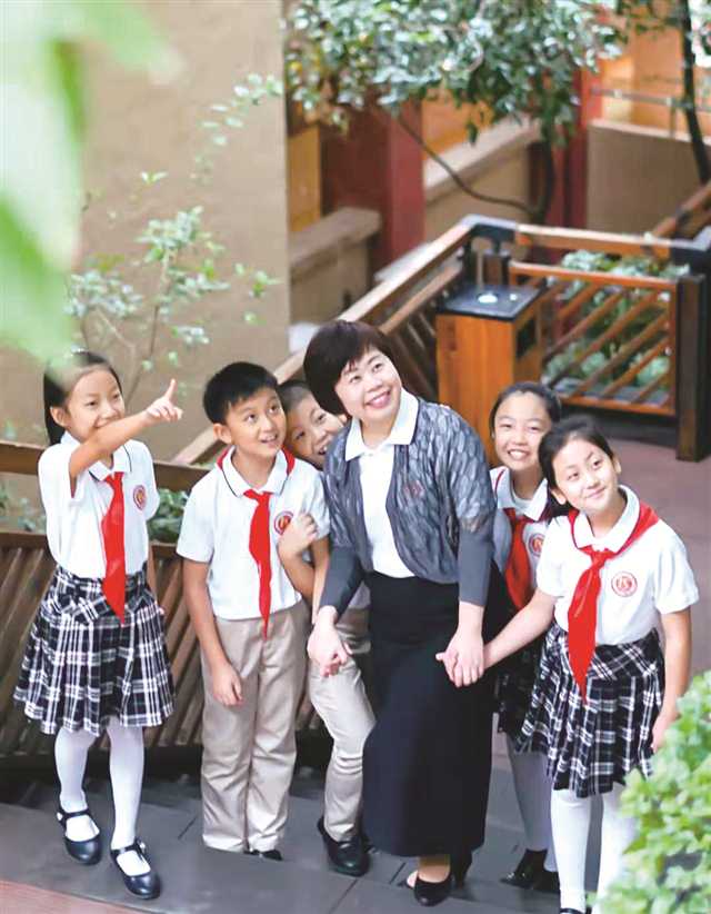 巴蜀小学校长马宏和孩子们在一起