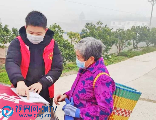 忠县拔山镇五星村,一名研究生志愿者在指导村民填写出入登记表.