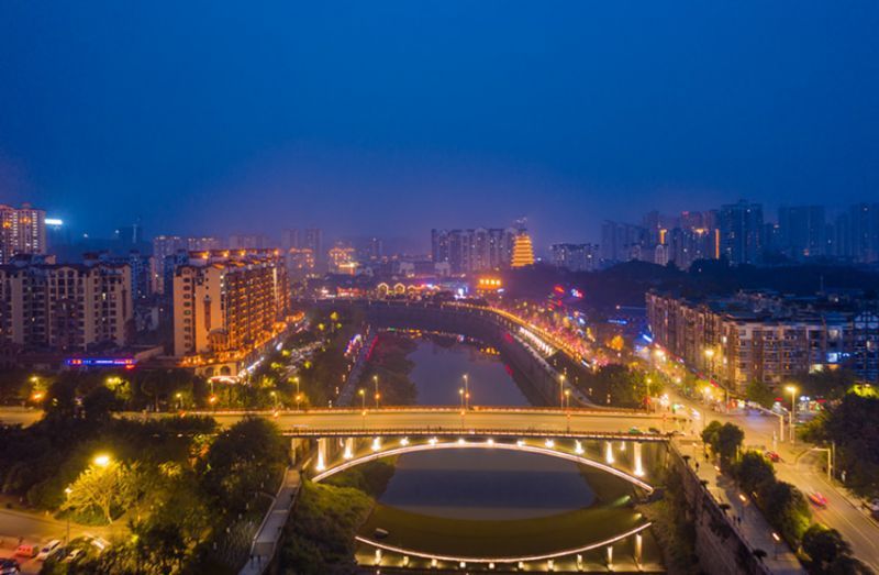 春节临近,荣昌濑溪河"一河两岸"城市景观灯悄然装上,营造出盛大的节日