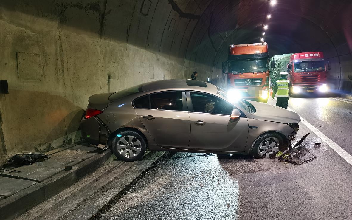 高速公路随意变道引发事故驾驶员教训深刻