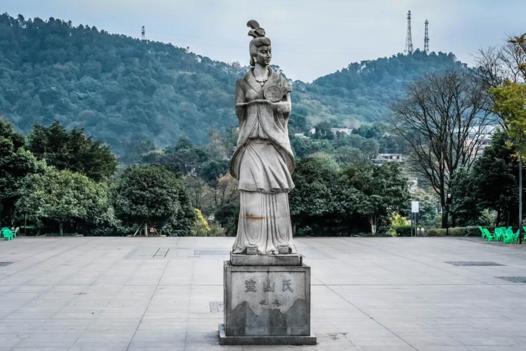 涂山湖沿岸种植的花草树木,为这片碧玉般的湖水带来了四季不同的美景.