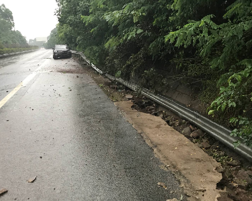 万州周边天雨路滑奔驰撞护栏损失10多万