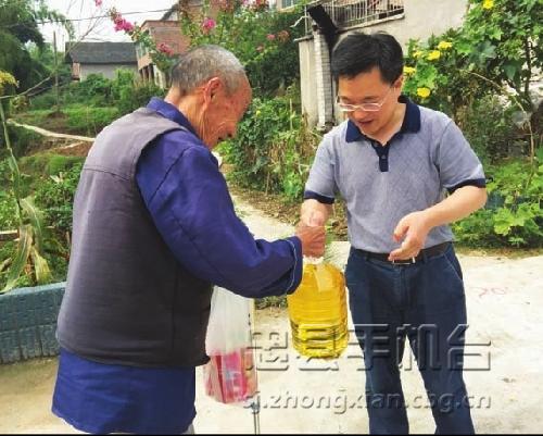 "新闻带头人"王光中(县委宣传部副部长,县广播电视台党组书记,台长)