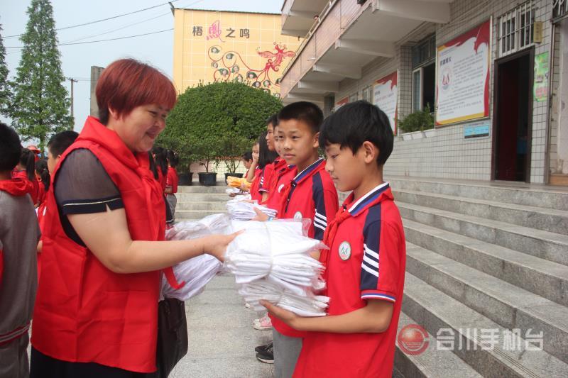 合川:爱心志愿者为双凤小学献爱心