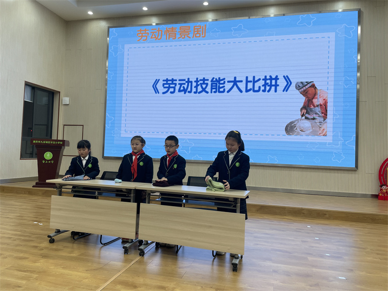 在九龙坡区华玉小学,同学们正在进行演讲(摄影:江秋悦)