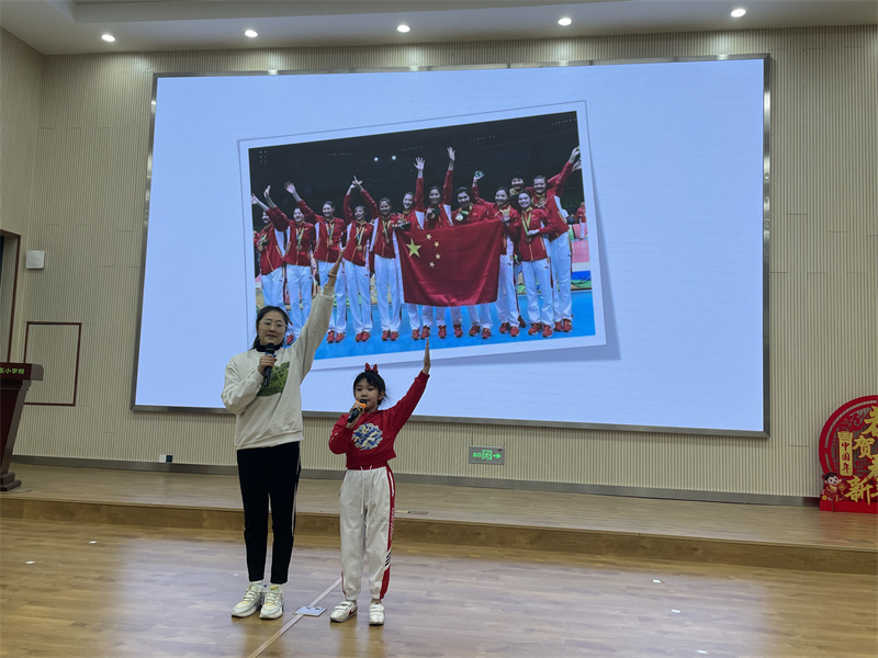 图为九龙坡区华玉小学师生朗诵《中华奥运,讲述我国在历届奥运会上