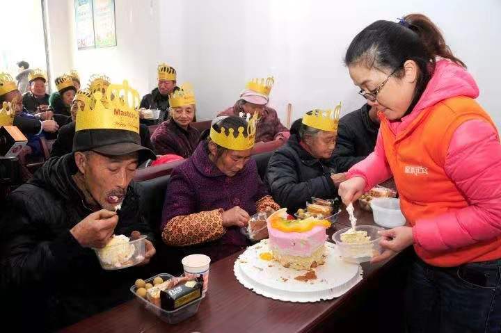 老人们一起品尝甜美的生日蛋糕。