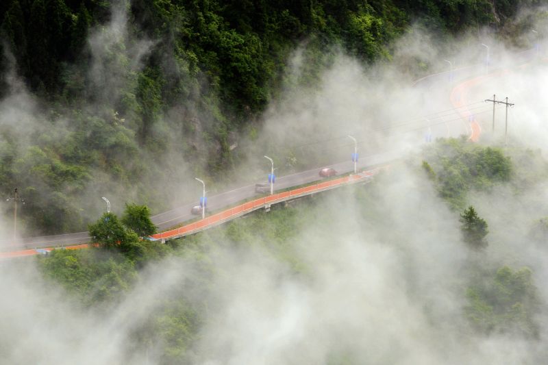 4.2017年5月21日拍摄于万盛黑山北门-南门公路。（刘琳 摄）