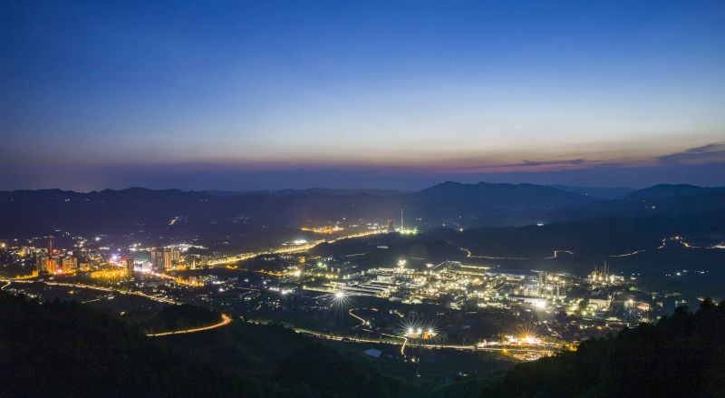 【我爱我的祖国】乡镇夜色 重庆市南川区水江镇美丽的夜色，华灯闪烁，夜景迷人。张文强 摄