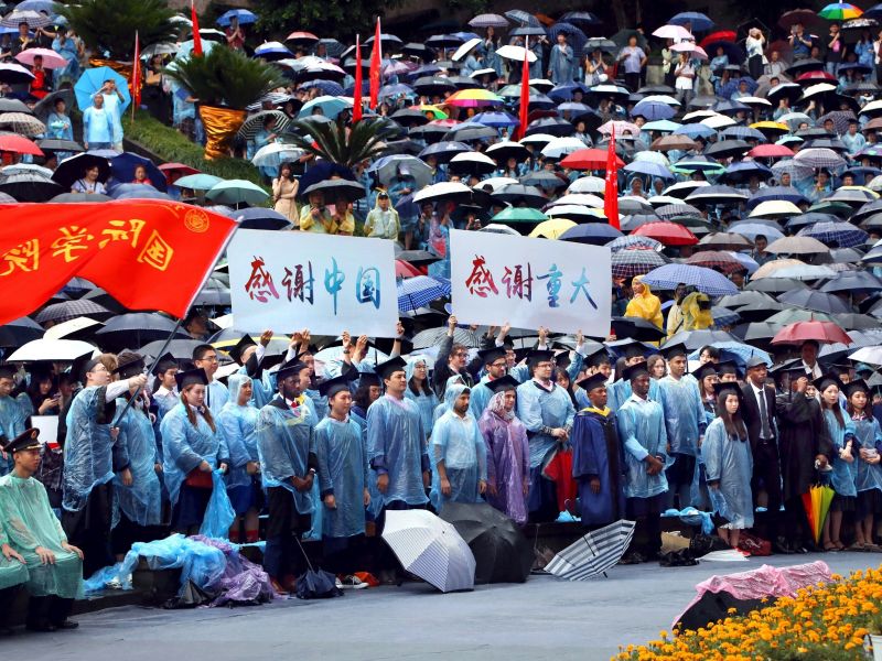 重庆大学上万名学生冒雨参加“2019届学生毕业典礼暨授位仪式”,外籍学生打出标语“感谢中国 感谢重大”。