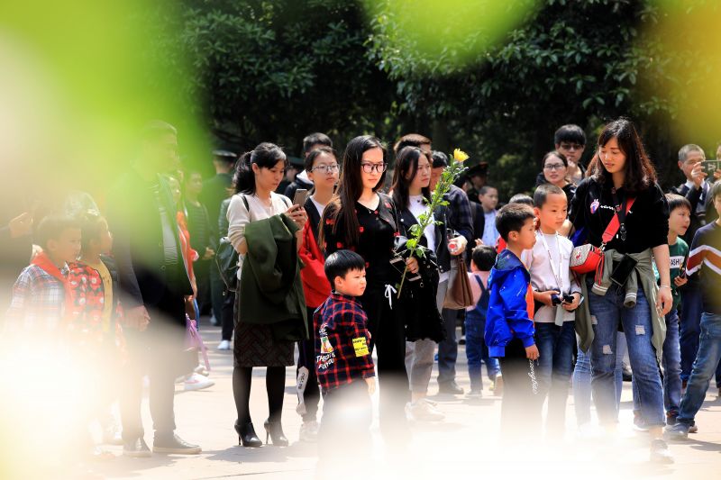 每年清明节，许多市民都会带着孩子自发前来祭奠英烈 (2019年清明节 歌乐山烈士陵园)。