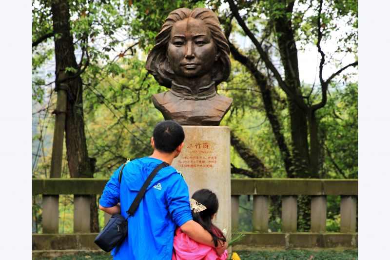 一对父女在江姐塑像前久久伫立。红岩英烈将永远活在人民心中（2017年清明节 歌乐山烈士陵园)。