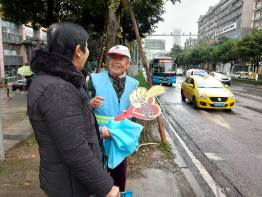 刘启碧（右）参加文明劝导