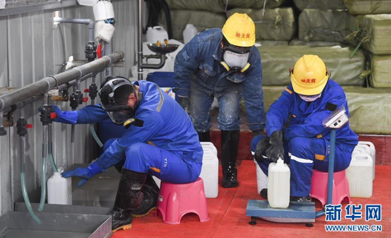 3月6日，在位于重庆市长寿经开区的映天辉氯碱化工有限公司，工作人员在消毒液灌装车间内作业。新华社记者 王全超 摄