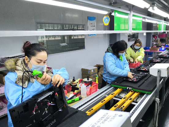 3月2日，同舟电子（重庆）有限公司车间，技术工人在组装一体机电脑