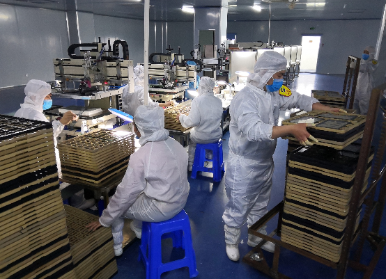 重庆炯峰科技有限公司工人在生产3D玻璃保护屏