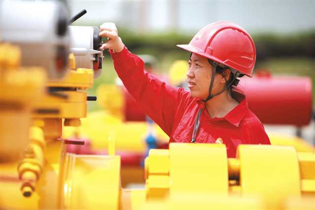 劳动筑梦榜样同行重庆五一劳动奖章获得者姜婷婷坚守天然气开采一线的