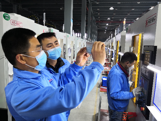 3月3日，重庆鑫锐诚科技有限公司技术人员在查看试投产下线的金属构件