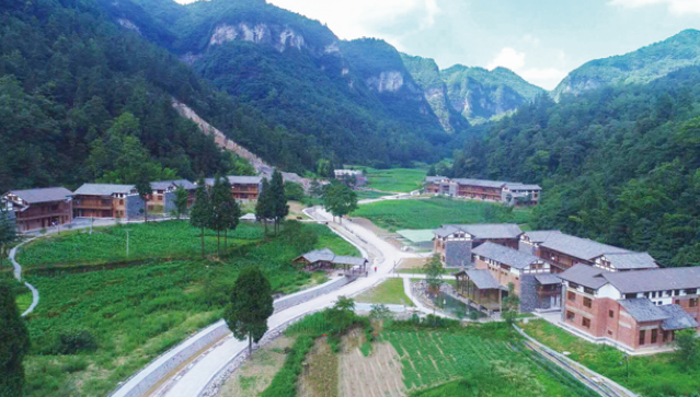 2018年,白果坪村将闲置的老办公楼进行改装和整修,成为一座私藏于云中