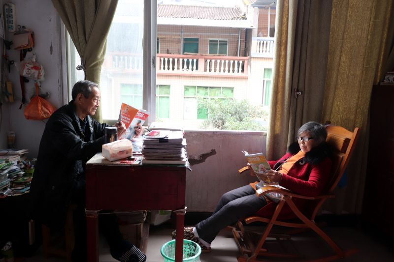 冉席林和妻子赖荀芸在窗边看书