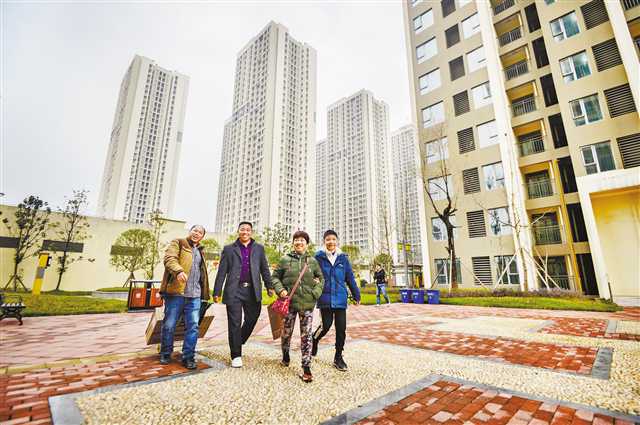 12月23日,北碚区歇马街道缙云新居公租房,居民拿到钥匙后走进小区.