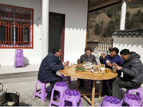 野菜,麩子在災荒年代算得上高標準,是留給身體虛弱的老人吃的.