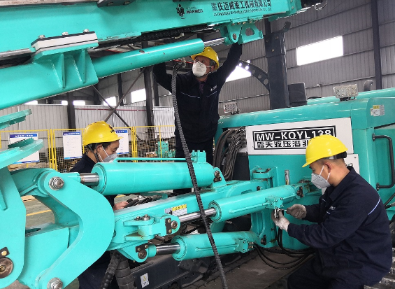 3月3日，重庆迈威重工机械有限公司生产车间，技术工人在装配、调试露天液压潜孔钻机