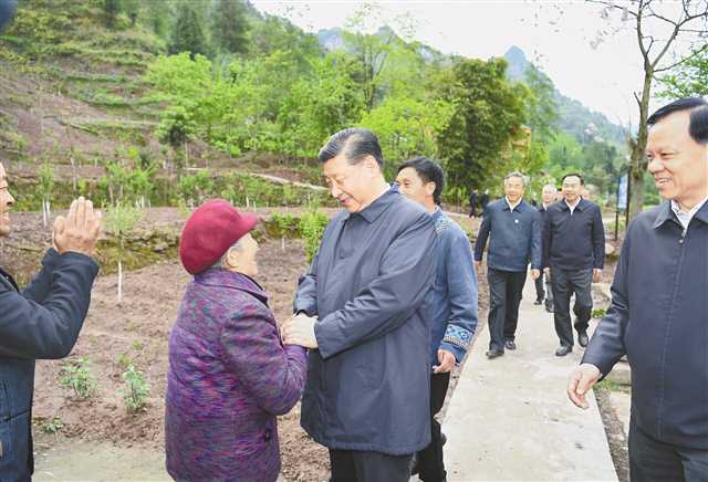  4月15日下午，习近平在石柱土家族自治县中益乡华溪村看望老党员、已脱贫户马培清一家。新华社记者 谢环驰 摄