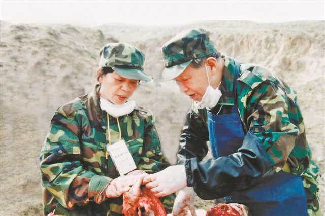     2001年，74岁的程天民赴边远荒漠地区进行现场研究。本版图片均由受访者提供