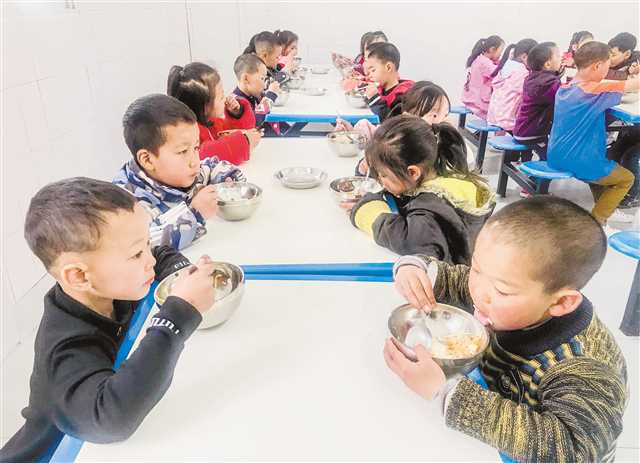 4月16日，学生正在食堂吃营养午餐。