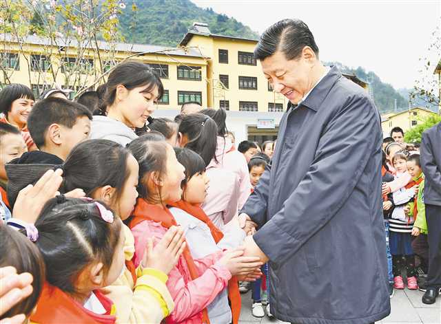   4月15日下午，习近平在石柱土家族自治县中益乡小学同学生们亲切交谈，询问他们学习和生活情况。新华社记者 谢环驰 摄