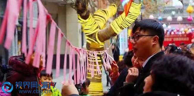 1月16日，渝中区南纪门街道两百余名居民欢聚白象街，参加迎新春猜灯谜活动。大家互道新年祝福，在欢声笑语中感受浓浓节日气氛。
