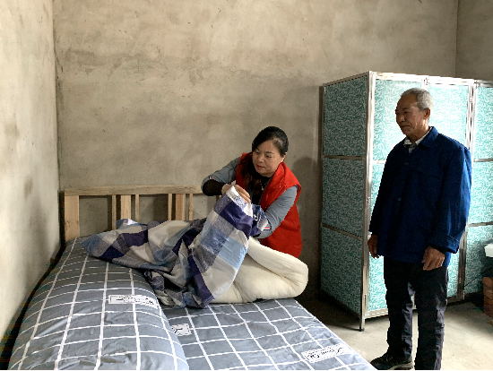 志愿者为特困人员整理内务