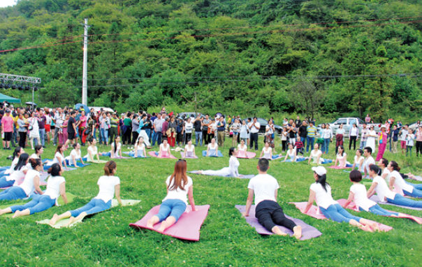 露营节瑜伽表演