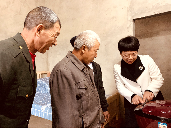 爱心人士教特困人员如何使用电饭煲