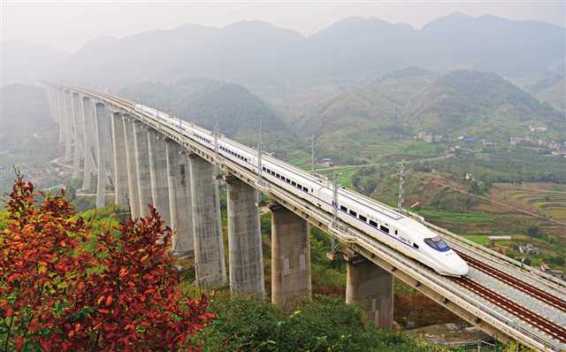 涪陵境内的渝利铁路 摄/李辉