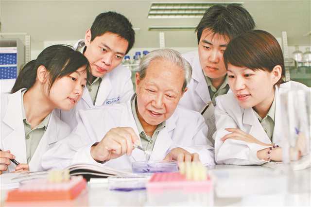     程天民悉心指导课题组开展科学研究。
