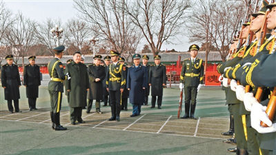 新春佳节即将到来之际，中共中央总书记、国家主席、中央军委主席习近平2月2日专程来到北京卫戍区，深入基层班排，察看执勤哨位，亲切慰问部队官兵，代表党中央和中央军委，向全体人民解放军指战员、武警部队官兵、民兵预备役人员致以诚挚问候和新春祝福。这是习近平观看国旗中队官兵护旗队列动作训练。