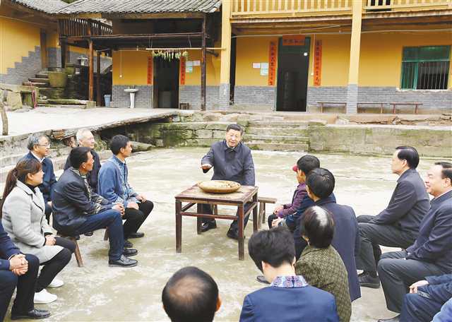 4月15日下午，习近平在石柱土家族自治县中益乡华溪村同村民代表、基层干部、扶贫干部、乡村医生等围坐在一起，共话脱贫攻坚。新华社记者 鞠鹏 摄