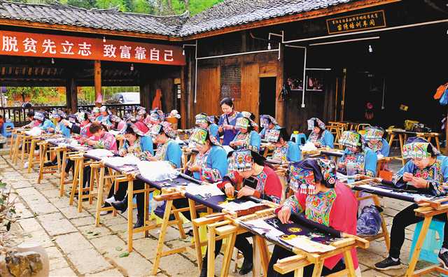 4月13日，酉阳土家族苗族自治县车田乡小寨村，当地妇女正在学习苗绣技艺。近年来，该县苗绣企业在政府支持下，将“扶贫车间”设到贫困村里，为贫困妇女免费培训技能，回收苗绣产品，让她们在家门口实现脱贫增收。目前，企业在车田乡已培训200余人，技术熟练的绣娘每人月收入约2000-3500元。通讯员 杨春来 摄