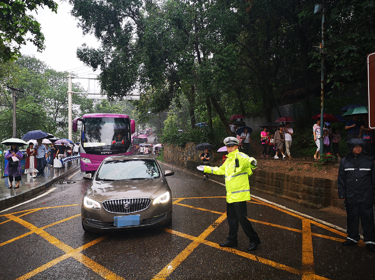 李泽文在景区疏导交通