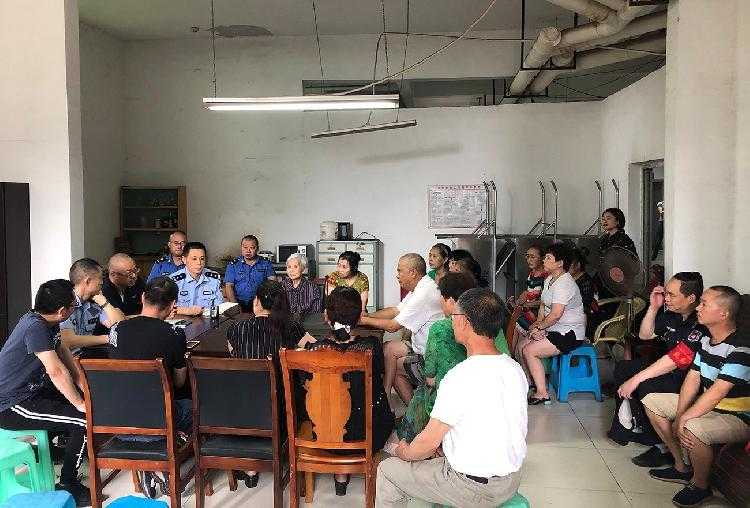 在调研过程中，李泽文听取辖区居民的意见