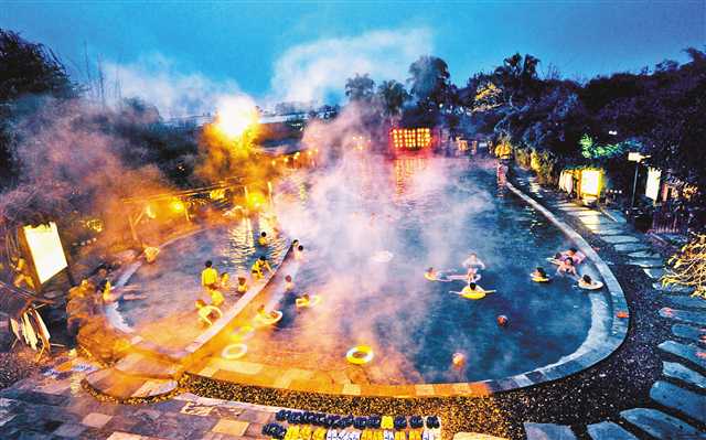 九龙坡区天赐温泉景区,游客正在泡温泉.(资料图片)