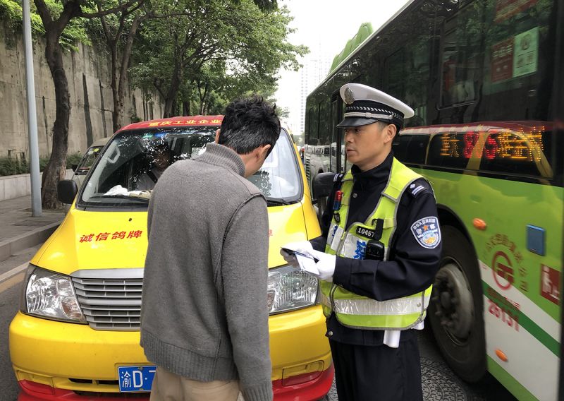  李泽文开展道路交通安全巡查