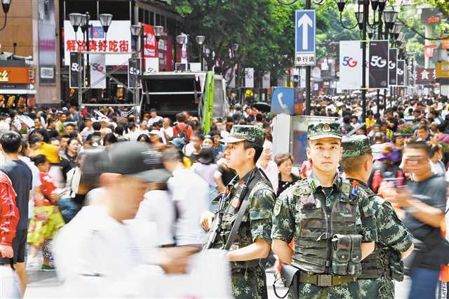 ⑤5月1日，武警重庆总队执勤第二支队官兵在解放碑商圈执勤。通讯员 曹峰 摄