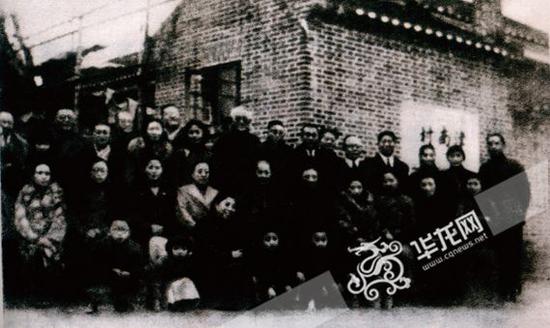 1940年，周恩来、邓颖超夫妇到重庆南开中学看望师长和同学