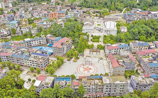 7月17日，酉阳南腰界革命根据地，采访团队在红二、六军团会师遗址采访。本版图片由记者龙帆摄