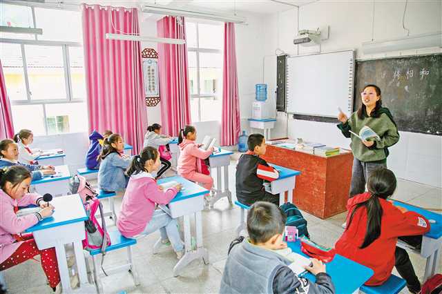 　　四月十六日，孩子们在宽敞明亮的教室里认真学习。