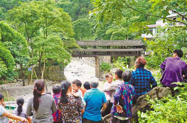 7月15日，位于綦江区石壕镇香树、高山、皂泥3个村交界处的红军桥。红军桥原名两河口大桥。