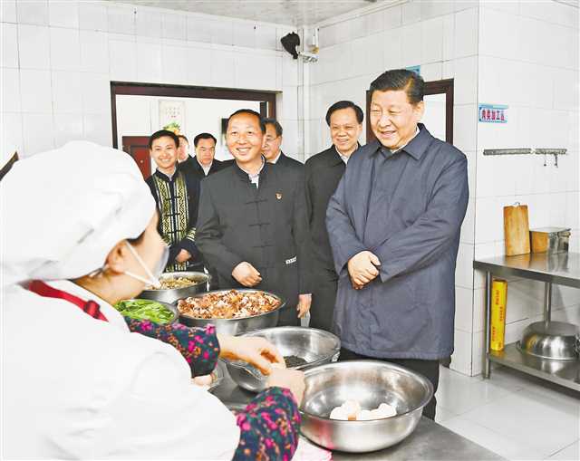  4月15日下午，习近平在石柱土家族自治县中益乡小学走进师生食堂，了解贫困学生餐费补贴和食品安全卫生情况。新华社记者 谢环驰 摄